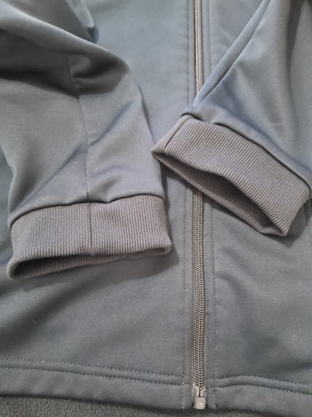 Bench jacket with a dark blue hood - Picture 6 of 13